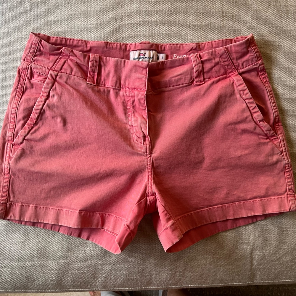 Vineyard Vines women’s salmon pink shorts size 4. No stains or holes.